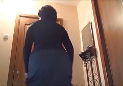 Die schlanke und sehr sexy Brünette, die in einem geräumigen und leeren geile kostenlose pornos Raum sitzt, startet ängstlich eine aufregende Maschine, die sie mit ihrem Aussehen erregt, und testet das Gerät in der Arbeit an ihrer Muschi