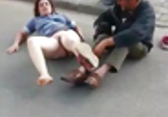 Zwei Geschäftsleute zogen eine Prostituierte aus und gaben ihr kostenlose swingersexfilme einen Fang