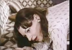 Dude schaut sich ein Porno-Magazin an freie pornofilme anschauen und fingert seinen Schwanz