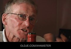 Eine junge pornofilme kostenfrei Brünette in einem weißen Body wird von einem hübschen Partner gefickt