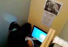 Die Blondine weiß nicht einmal, wo sie vor den beharrlichen Liebkosungen des älteren Bruders ihrer Freundin fliehen soll. Der Typ deutet sehr scharf an, dass er nicht stark dagegen ist, die Lippen des Mädchens seines Schwanzes zu streicheln oder in den alte pornofilme kostenlos Anus einzudringen
