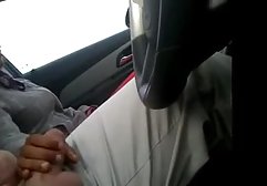 Junge Prostituierte streichelt ihren Körper vor der geile sexfime Webcam