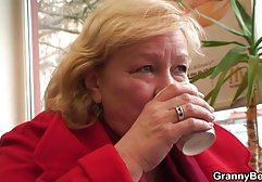Brünette macht einen doppelten gratis pornoente Blowjob