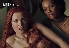 Hündin in Tätowierungen sexfilmgratis saugt Schwanz