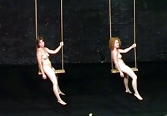 Geck streichelt die pornoflme gratis kleinen Nippel seiner Freundin