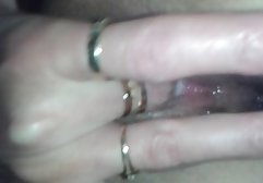 Die Schlampe masturbiert pornohirsch gratis mit vier Fingern