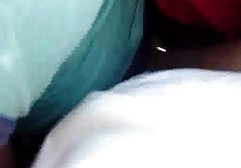 Vollbusige Mama mit großen Nippeln, saß auf einem Stuhl, amateur pornofilme kostenlos wie ein versautes Mädchen, spreizte ihre Beine und fickte sich mit den Fingern